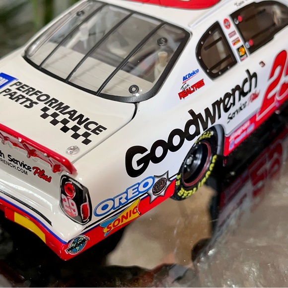 NASCAR Kevin Harvick #29 Oreo/Goodwrench 2001 Chevy Monte Carlo 1:24 Scale - Picture 11 of 11